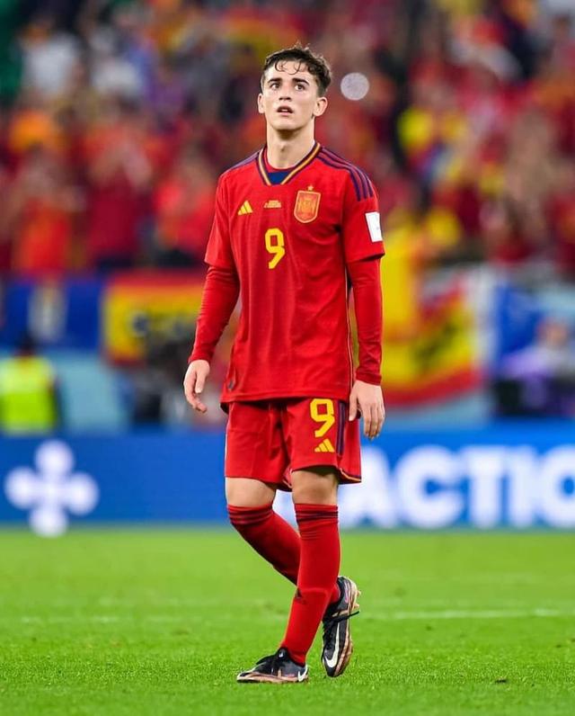 包含西班牙翻盘AC米兰，加维完成帽子戏法的词条